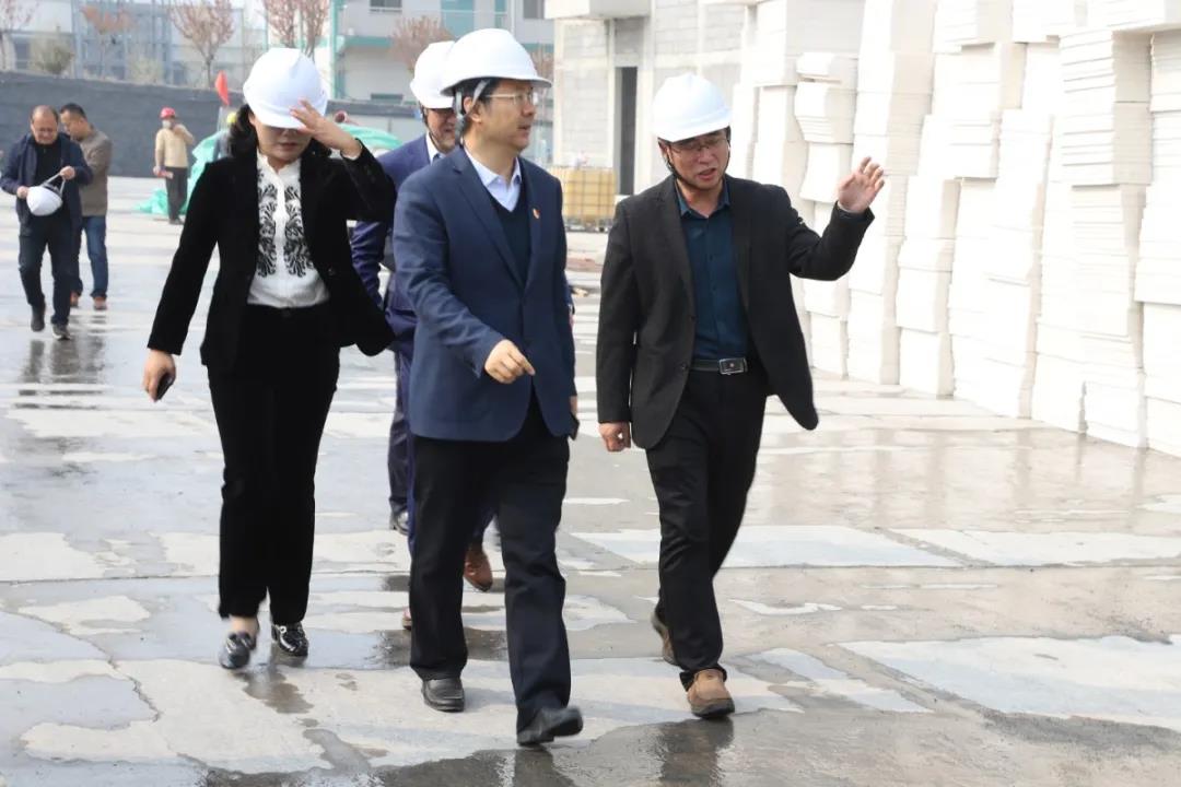 淄川區(qū)委常委、副區(qū)長郭亦華到我公司調(diào)研
