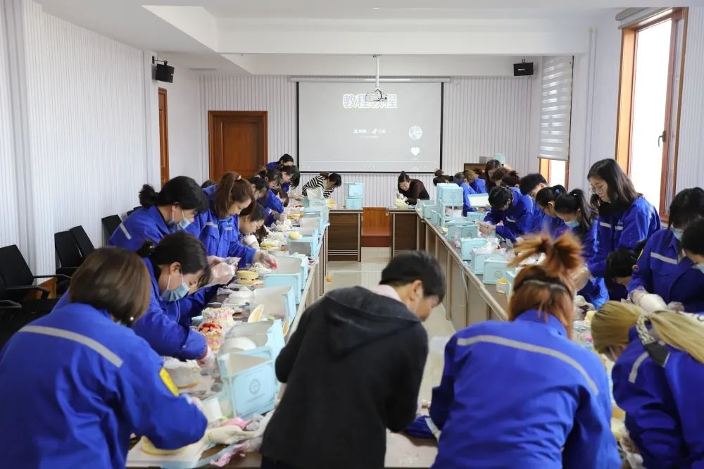 公司組織舉行“3.8女神節(jié)”蛋糕DIY活動(dòng)