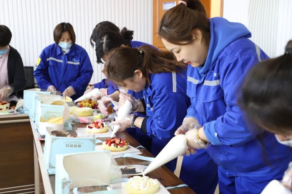 公司組織舉行“3.8女神節”蛋糕DIY活動57