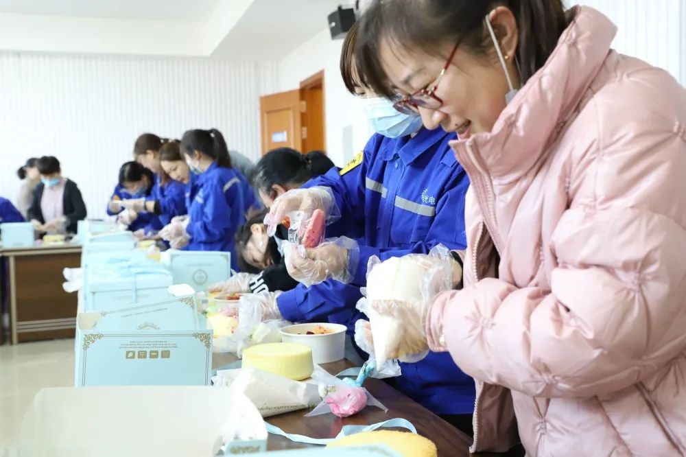 公司組織舉行“3.8女神節”蛋糕DIY活動57