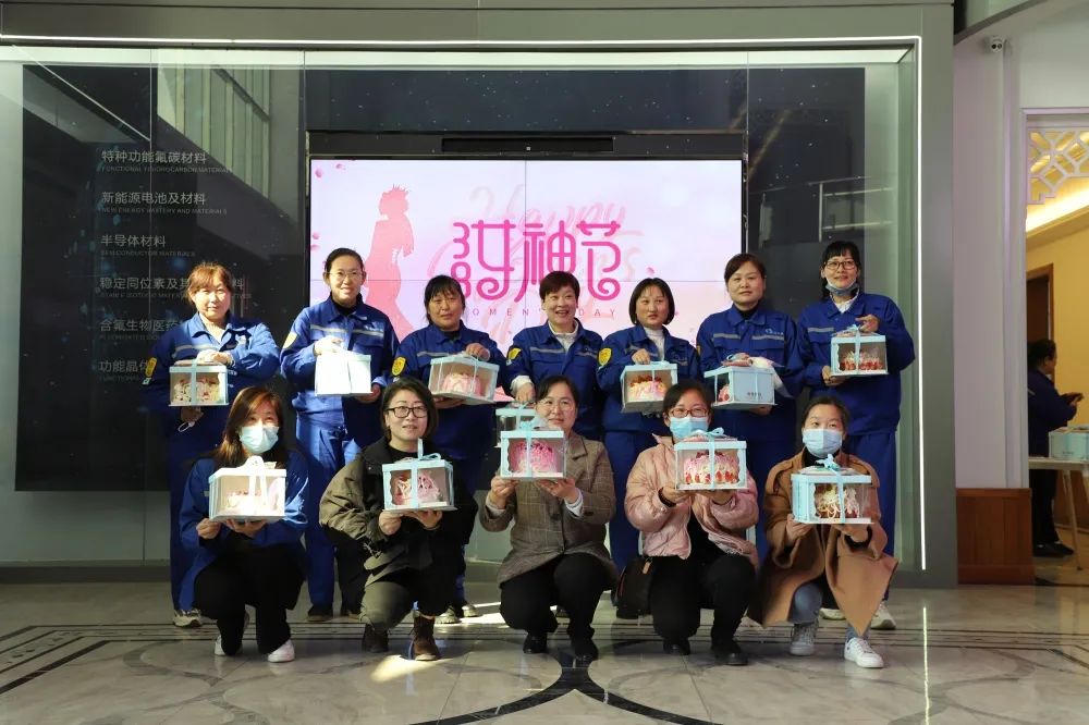 公司組織舉行“3.8女神節”蛋糕DIY活動57