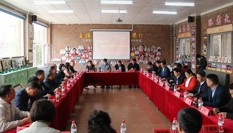 市人大代表、公司董事長李哲參加五級人大代表走進憨兜家園愛心幫扶專題活動