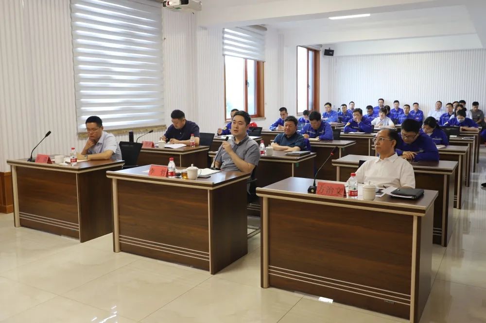 公司召開上半年工作總結會